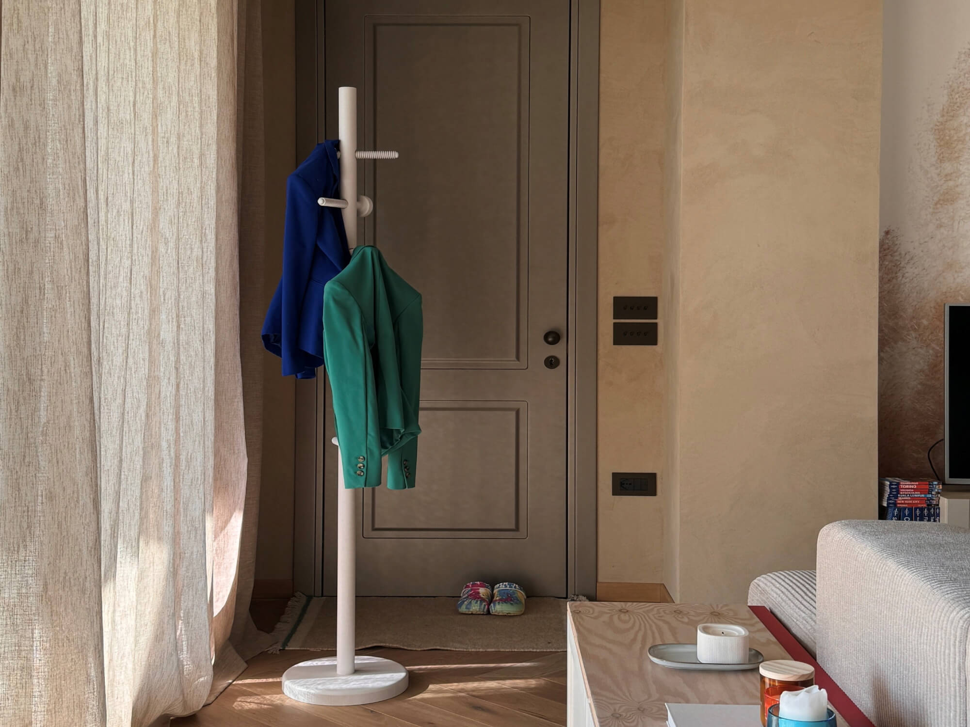 Skruvad coat stand in a modern city apartment